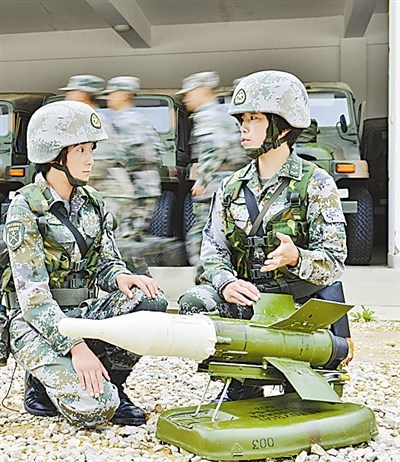 女子导弹班:为练瞄准基本功用电风扇吹眼睛(图)