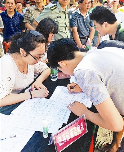 湖南益阳军分区组织基层武装宣传征兵政策