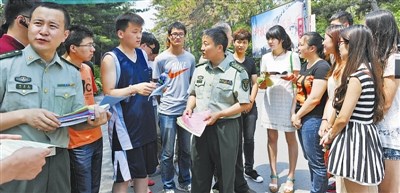 吉林省长春市朝阳区人武部深入高校宣传征兵(图)
