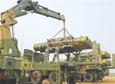 第65集团军某旅党员训练冲锋在前为战友做榜样