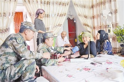 新疆军区某团医疗分队深入驻地为群众开展义诊