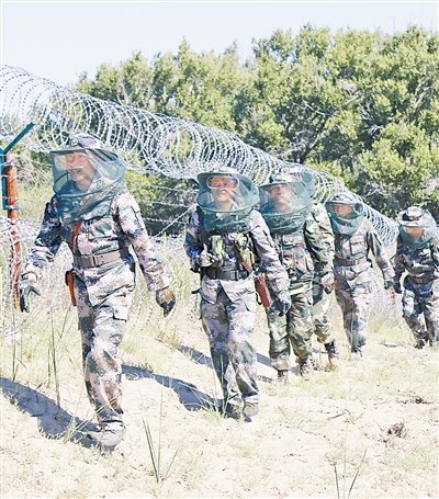 新疆生产建设兵团民兵与官兵在边境线联合巡逻