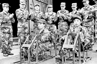 ���Ͼ���ĳ����֯С������ʿ��ս�����ͷ��