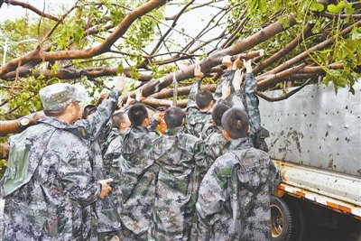 驻桂部队官兵配合抢修抢通助民恢复生产生活