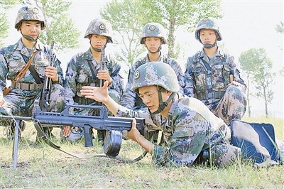 第27集团军某旅一营营长射击10发弹均命中10环