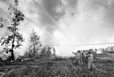 江西省永新县人武部组织民兵开展森林灭火演练