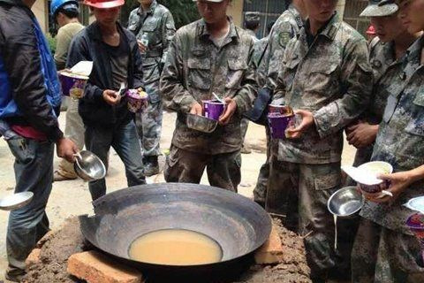战士泥水煮面引热议救灾战士称尽量不饮灾区水