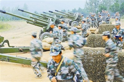 安徽某师组织实弹射击训练官兵快速进入炮位