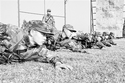 解放军炮兵团新兵考核:持枪匍匐战场救护(图)