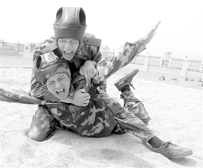 一招擒敌!广东韶关武警抓好体能反恐训练(图)