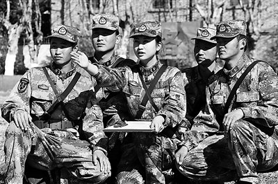 通信班秀丽女班长:手下七男兵齐竖大拇指(图)