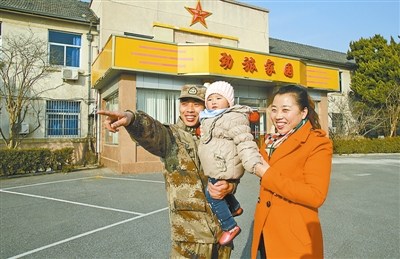 解放军某旅机关招待所变士官家属来队团圆房(图)
