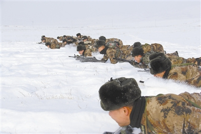 乌鲁木齐民兵应急分队戈壁冬训持枪卧雪地(图)