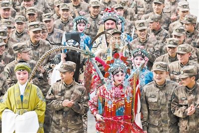 南京军区某团连续6年“京剧进军营”(图)