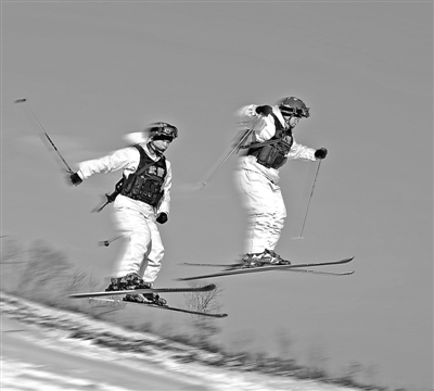 ������˫Ѽɽ�侯��ս��Աѵ����ѩ�Ϸɡ���ͼ��