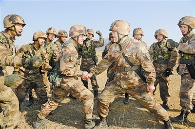 解放军战士与指导员“拉手PK”比手劲定力(图)