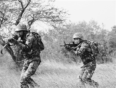 印军训练贴近实战:高温躺地扮尸体几小时不动