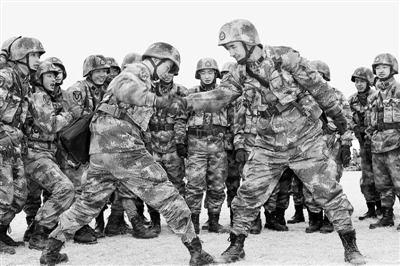 ��ž�װ���Źٱ�ѵ����������Ϸ����ѹ����ͼ��