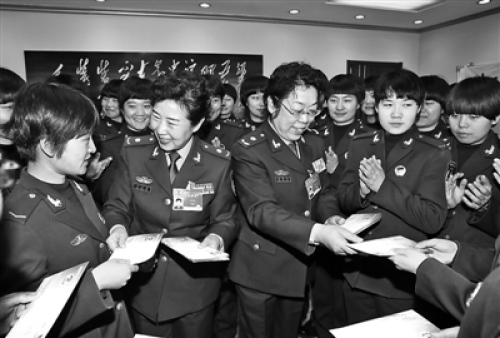 军队女政协委员三八节探望女兵送礼物(图)