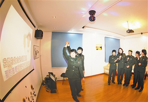 士官女友见军营时尚咖啡屋甜品屋惊叹不土气(图)