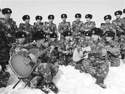武警“七彩阳光”文艺小分队大沙漠雪中献艺(图)