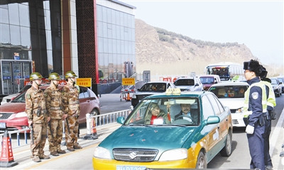 承德军分区民兵在重要进京路段设卡检查(图)