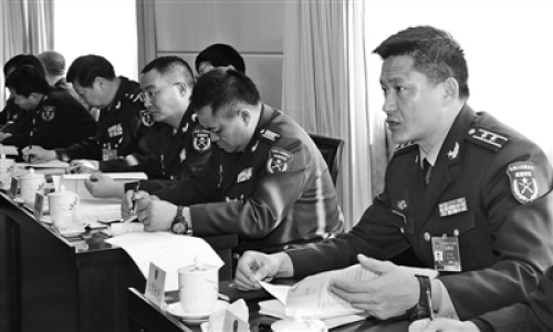 军队代表谈军民融合:像抓两弹一星那样一抓到底