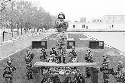 �½�װ���Źٱ����α�ˤ�οָ������ŶӾ���ͼ��