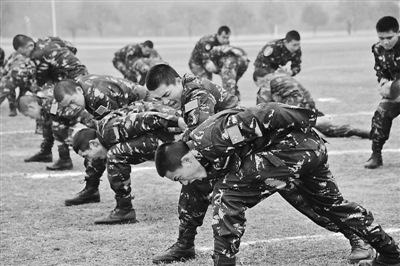 大吼搏击广西预备役官兵进行擒拿格斗训练图