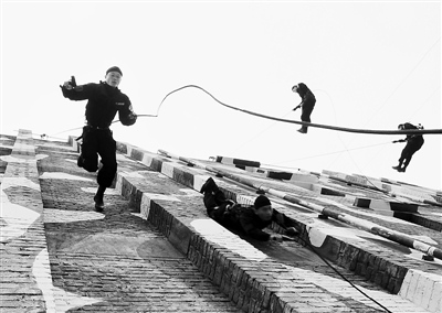 ����콵���Ϻ�����ĳ�Ÿ�¥��ǹ����ѵ����ͼ��