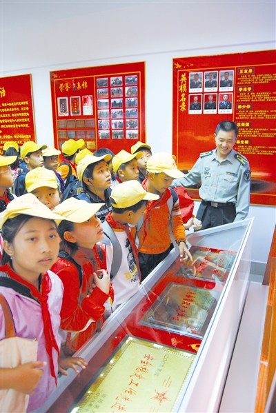 ������˫����Сѧ���ι۲��Ӿ�ʷ�ݣ�ͼ��