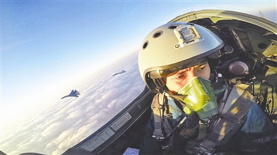 蒋佳冀三夺“金头盔”成全空军飞行员“假想敌”