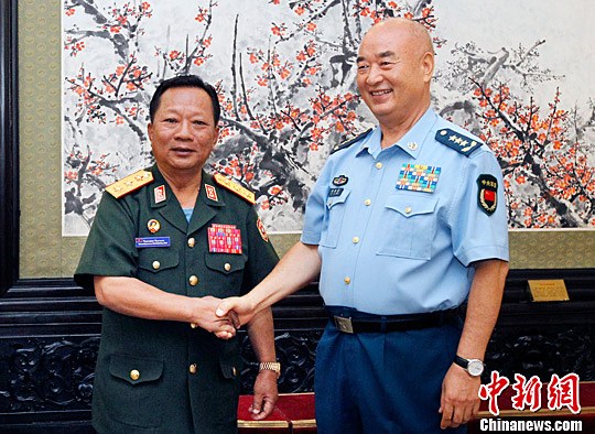 许其亮会见老挝国防部长