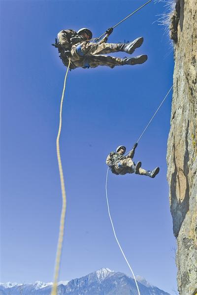 直上直下西藏军区某旅开展山地攀登训练图