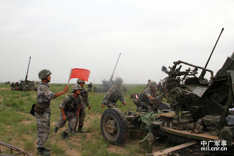 兰州军区某防空旅锤炼信息系统防空打击能力