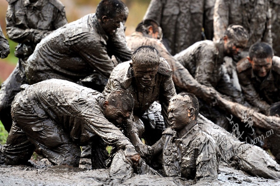 云南武警某部开展泥潭追击等魔鬼式训练