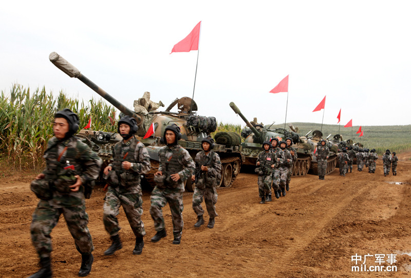 沈阳军区某装甲旅展开实战化机动演练
