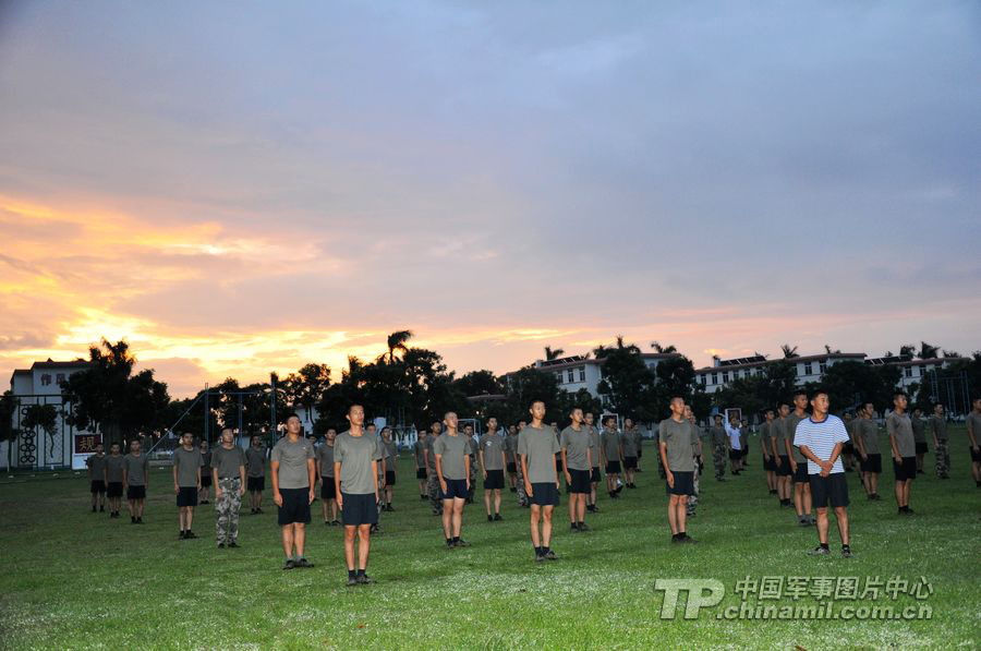 中国国防科技大学部分学员赴海军陆战队实习体验