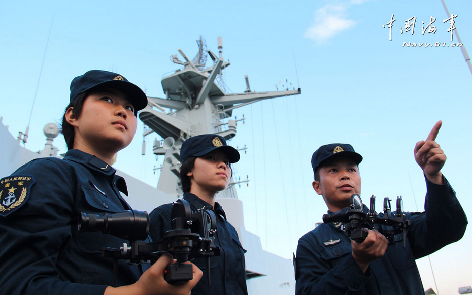 中国海军井冈山舰首批女舰员出海训练掠影