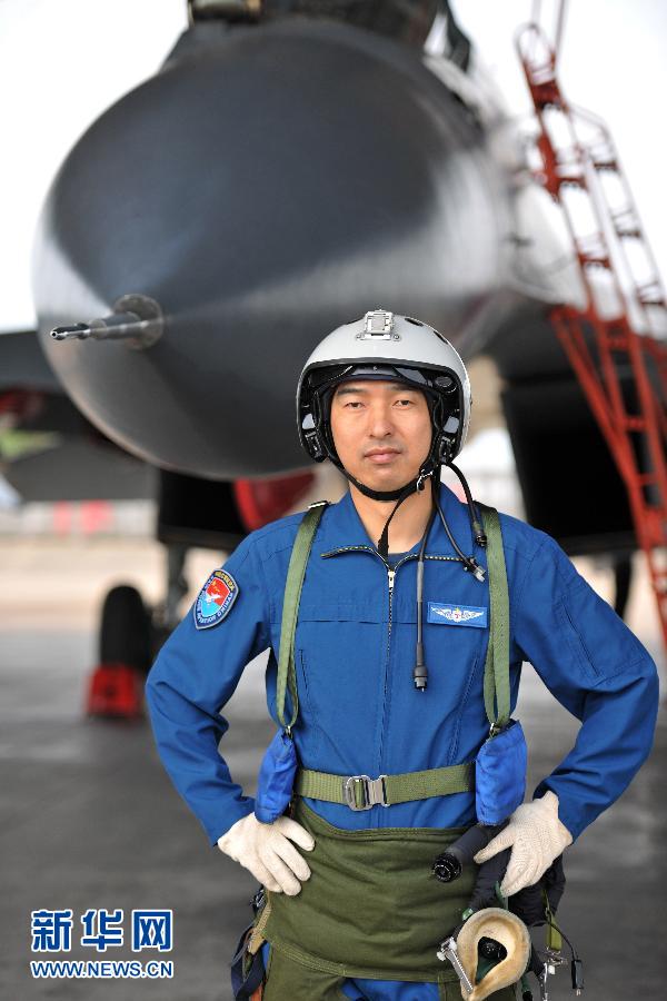 中国空军航空兵某旅旅长随时准备升空作战