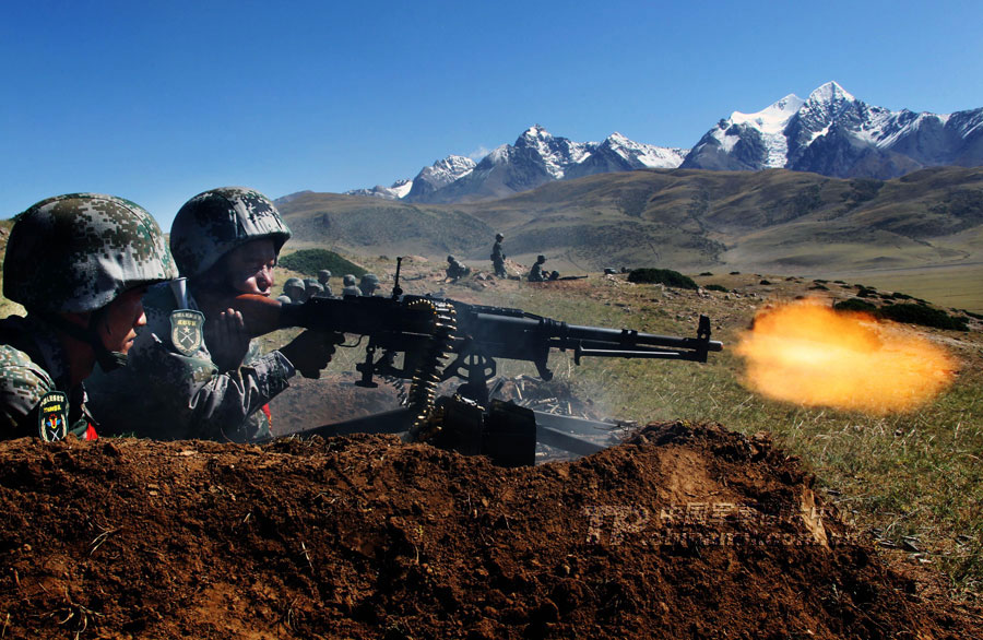 解放军首次在4500米高原举行陆空联合演习掠影