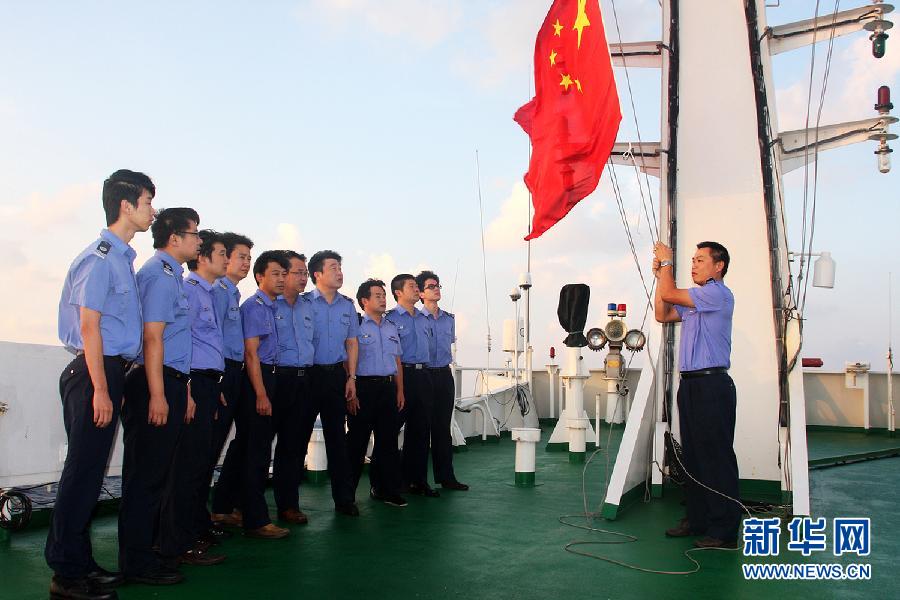 中国渔政船在钓鱼岛海域举行升国旗仪式