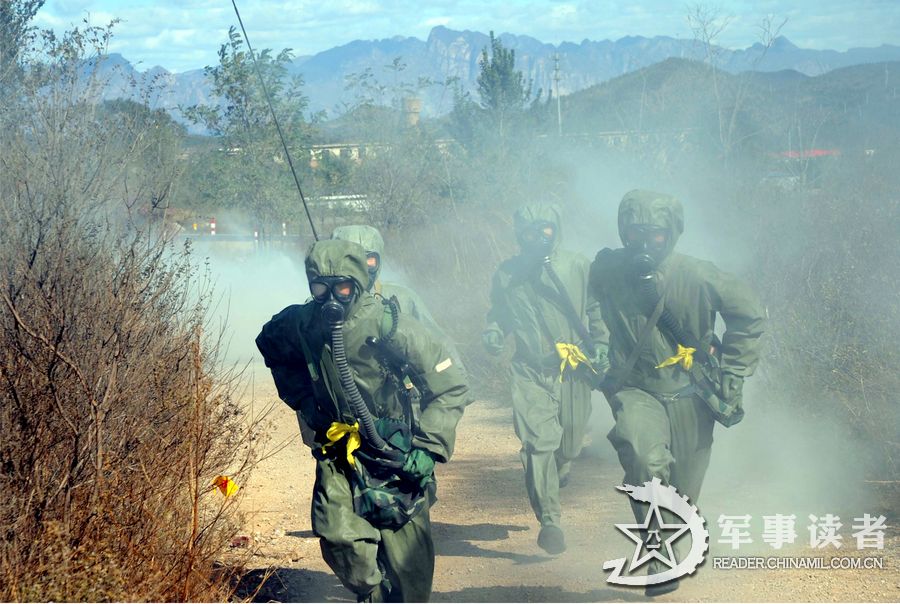 北京军区某集团军防化团开展实战演练