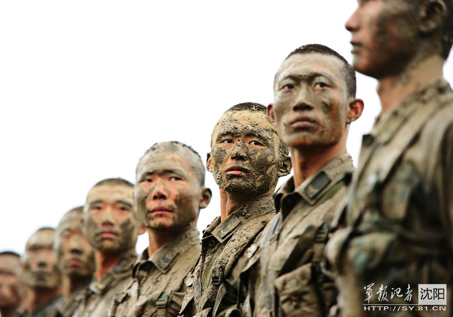 沈阳军区某部官兵泥地摸爬滚打砺练过硬本领