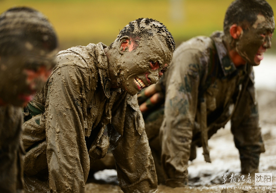 沈阳军区某部官兵泥地摸爬滚打砺练过硬本领