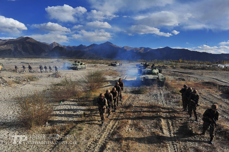 该旅针对未来高海拔地域作战特点,将部队拉到高原陌生地域进行实兵