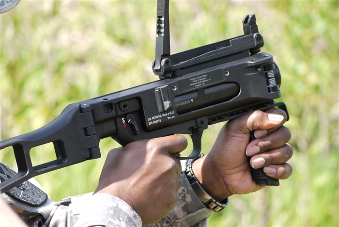 美国陆军开始装备手持式榴弹发射器