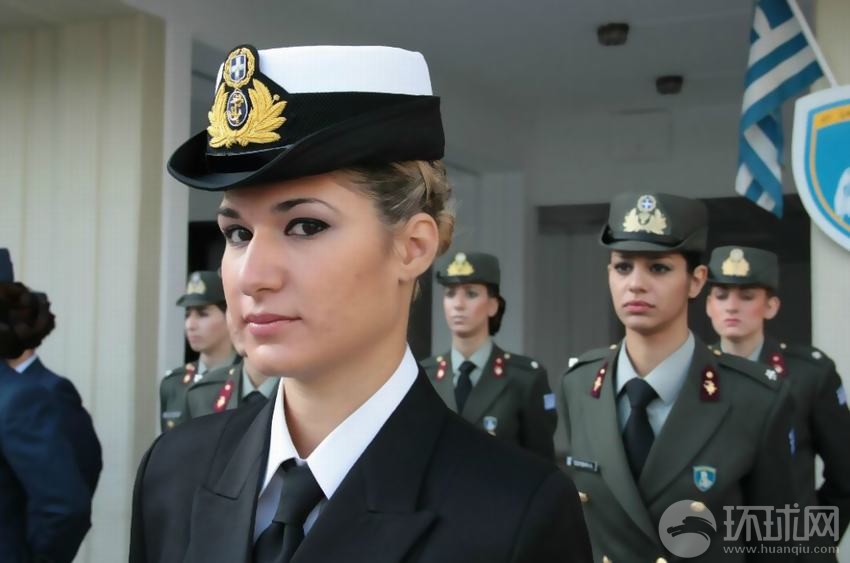 希腊三军女兵集体亮相眉宇间展露浪漫神韵