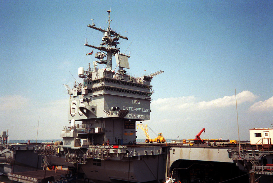 企业号航空母舰1963年5月企业号便与核动力巡洋舰"班布里奇"号(uss