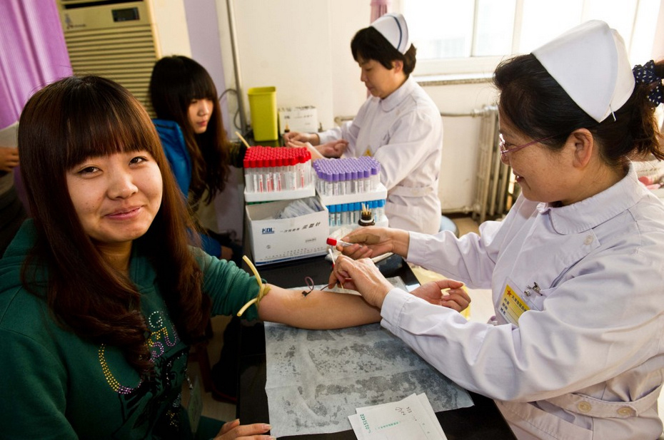 天津480余名适龄应征女青年参加体检 多数为大学学历